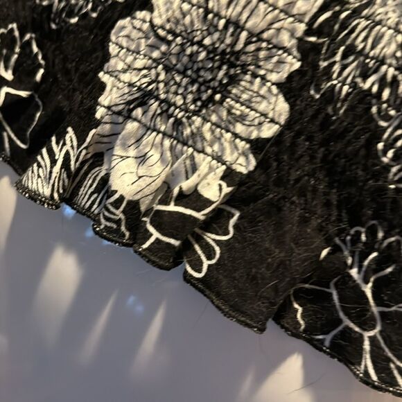 SO FLORAL black & white  stretch ruffle top - Picture 6 of 6